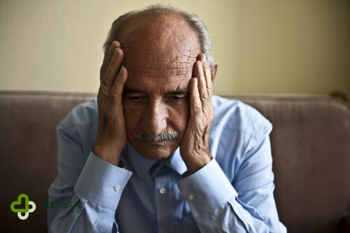 Мужчина прикрыл голову руками